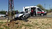 Gercüş yolunda otomobil direğe girdi İki yaralı