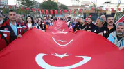 Elazığ sokakları 100 metrelik bayrakla kırmızı beyaza boyandı
