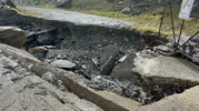 Çökmek üzere olan köprüde manzara keyfi