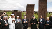 Bakan Çiftçi Ahlat’ın tarihi mezarlığında incelemelerde bulundu