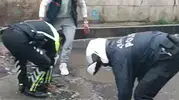 Diyarbakır sokaklarında polisler elleriyle su tahliyesi yaptı