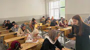 Diyarbakırlı veliler çocuklarının sınav heyecanını sınıfta yaşadı