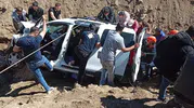 Muş Yazla köyünde otomobil çaya uçtu