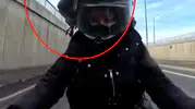Mardin yolunda şaşırtan kaza Motosikletli sürücünün kaskına kuş çarptı