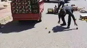 Nusaybin yolunda meyveler yola saçıldı
