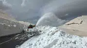 Van’da bahar geldi ama Karabet Geçidi hala karla kaplı