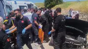 Batman'da yol kenarındaki duvara çarpan araçta beş kişi yaralandı