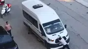 Elazığ trafiğinde sinir krizi Minibüse saldırdı