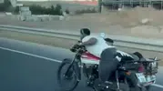 Elazığ trafiğinde motosiklet üzerinde akrobatik tehlike