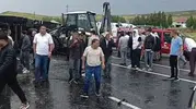 Ağrı'da feci kaza Tır otomobil ve motosikletin üzerine devrildi