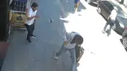 Van Cumhuriyet Caddesi'nde binadan düşen beton parçaları paniğe yol açtı