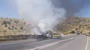 Siirt Organize Sanayi Bölgesi yolunda yanan otomobil kullanılamaz hale geldi