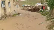 Van Başkale'de sel suları yolları kapattı