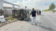 Ceylanpınar yolunda kamyonet devrildi