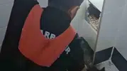 Diyarbakır'da duvara sıkışan kediye itfaiye operasyonu