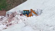 Tunceli dağlarında haziran ayında kar mesaisi