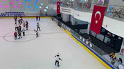 Vanlı gençler kavurucu sıcağı buz pistinde serinleyerek atlatıyor