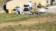 Yüksekova çevre yolunda hafriyat kamyonu devrildi