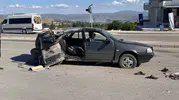 Elazığ’da kontrolden çıkan otomobil direğe çarptı 3 yaralı