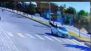 Ceylanpınar'da yolun karşısına geçmeye çalışan kadına otomobil çarptı