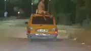 Elazığ’da otomobilin tavanında korkutan yolculuk