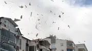 Bitlis Ahlat'ta hortum dehşeti binaların çatılarını savurdu