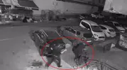 Bağlar'da gece yarısı lastik hırsızlığı kamerada