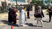 Diyarbakırda bitmeyen boşanma davası adliye önünde halaya döndü