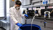 Ağrılı öğrenciler okul laboratuvarında hem üretiyor hem harçlığını çıkarıyor