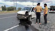 Bingöl yolunda lastik patladı araç aydınlatma direğini devirdi