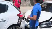 Bitlis merkezde iki otomobilin karıştığı trafik kazası ucuz atlatıldı