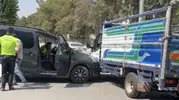 Nusaybin sokaklarında kamyonet ve hafif ticari aracın çarpıştığı kaza kameraya yansıdı