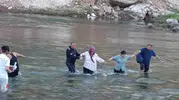 Siirt'te piknik yapan grup su seviyesinin yükselmesiyle derede mahsur kaldı