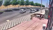 Diyarbakır Bağlar’da park halindeki araçlara dalan otomobil güvenlik kamerasına yansıdı