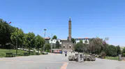 Kavurucu sıcaklar Diyarbakır sokaklarını ve tarihi alanları ıssız bıraktı