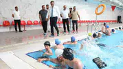 Ağrı'da minikler ücretsiz yüzme kursuyla profesyonel eğitim alıyor