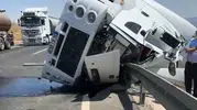 Silopi çevre yolunda kontrolden çıkan tanker devrildi