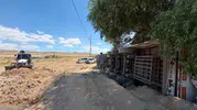 Van Başkale yolunda devrilen saman yüklü tır ulaşımı aksattı