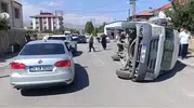 Yüksekova ilçesinde otomobil ile minibüs çarpıştı ve üç kişi yaralandı