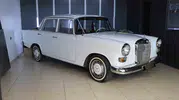 Elazığlı galerici 1967 model Mercedes otomobilini gözünden sakınıyor