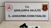 Suruç yolunda jandarma ekipleri iki şüpheliyi silah ve uyuşturucuyla yakaladı