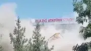 Elazığda yıkım çalışması sırasında çöken bina operatöre korku dolu anlar yaşattı