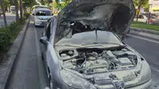 Batman Diyarbakır Caddesinde yanan otomobile vatandaşlar zamanında müdahale etti