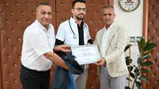 Zabıta yeleğini çıkarıp stetoskop takan Şemsettin Demir doktorluk görevine başladı