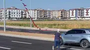 Batman Çevre Yolu nda düşen Türk bayrağını işçi Müslüm Taymur kurtardı