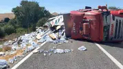 Elazığ yolunda devrilen su yüklü tırın sürücüsü hastaneye kaldırıldı