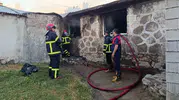 Yoldan geçen tır şoförü 22 kişilik aileyi yangından son anda kurtardı
