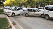 Elazığ Zübeyde Hanım Caddesinde dört aracın karıştığı zincirleme kazada üç kişi yaralandı