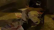 Şanlıurfalı Ayşe hurda toplarken sokakta ders çalışarak azmiyle örnek oluyor