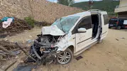Şemdinli yolunda iki araç çarpıştı ve üç kişi yaralandı